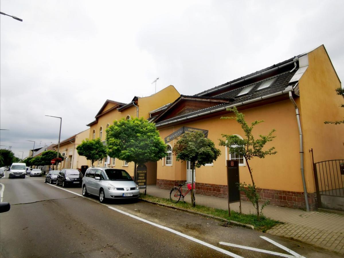 Komplex -Rendezvenytermek-Panzio-Apartman-Irodak- 马泰绍尔考 外观 照片