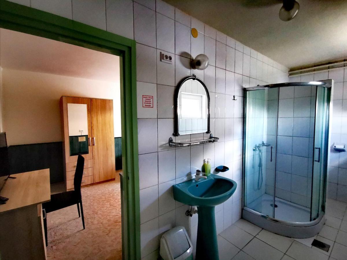 Komplex -Rendezvenytermek-Panzio-Apartman-Irodak- 马泰绍尔考 外观 照片