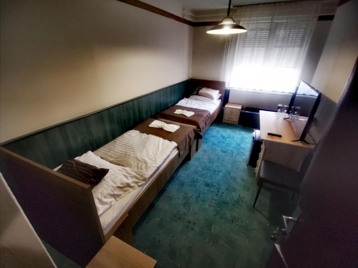 Komplex -Rendezvenytermek-Panzio-Apartman-Irodak- 马泰绍尔考 外观 照片