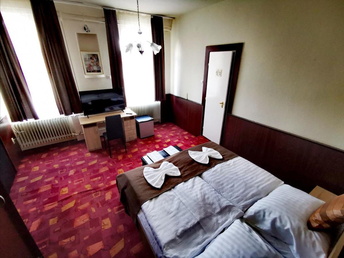 Komplex -Rendezvenytermek-Panzio-Apartman-Irodak- 马泰绍尔考 外观 照片