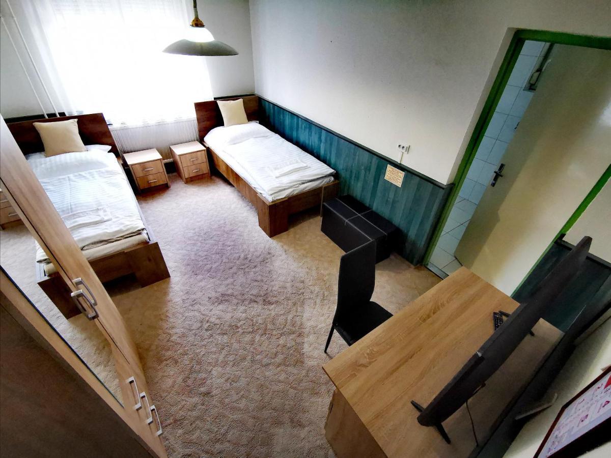 Komplex -Rendezvenytermek-Panzio-Apartman-Irodak- 马泰绍尔考 外观 照片