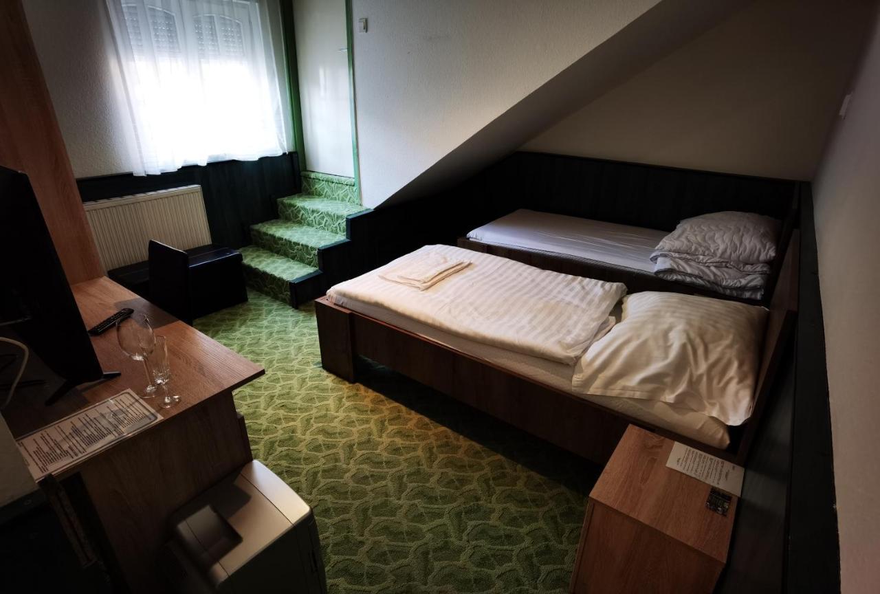 Komplex -Rendezvenytermek-Panzio-Apartman-Irodak- 马泰绍尔考 外观 照片