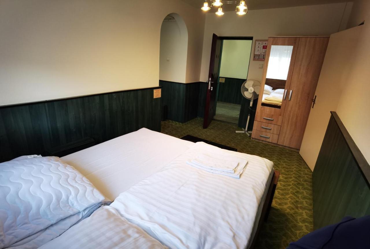 Komplex -Rendezvenytermek-Panzio-Apartman-Irodak- 马泰绍尔考 外观 照片